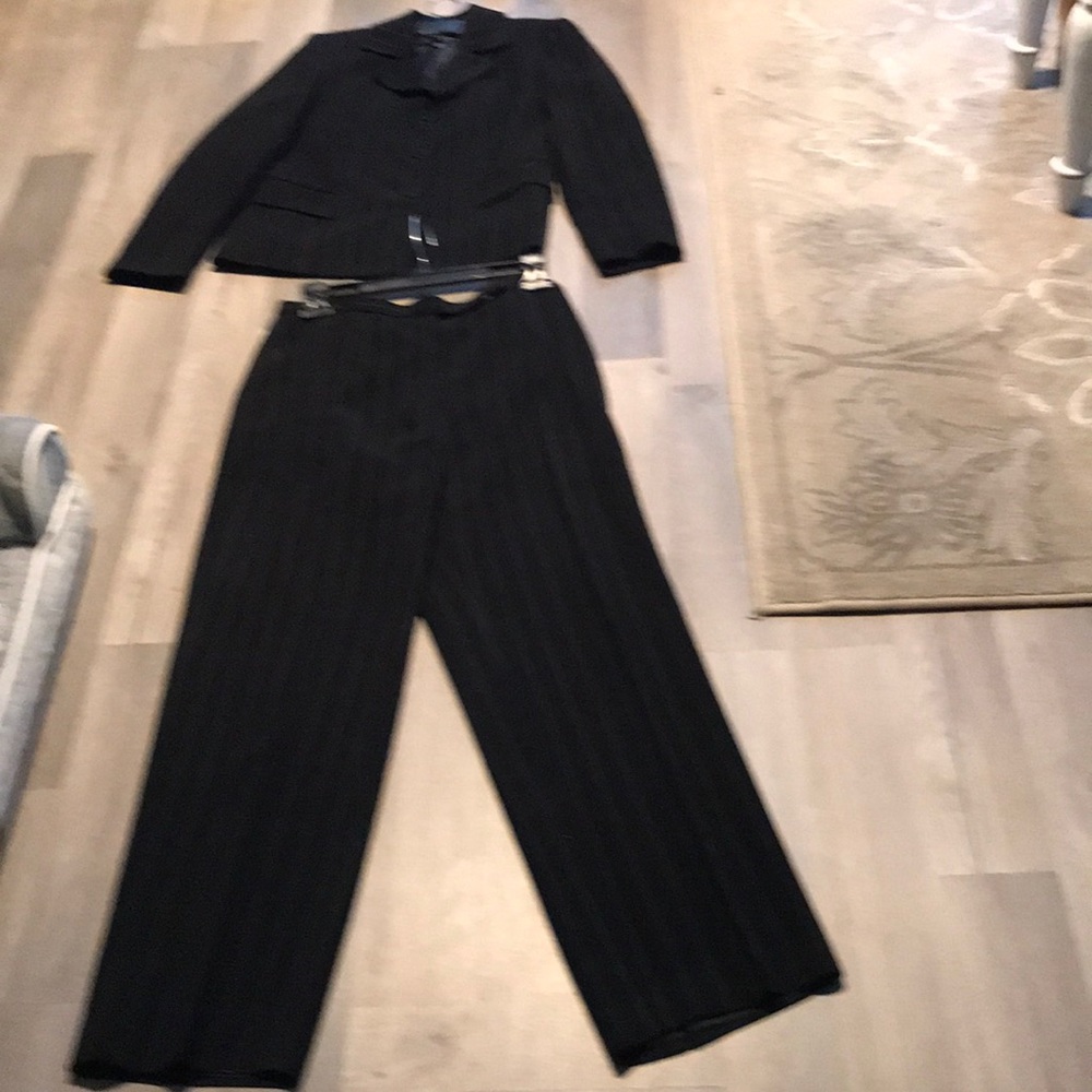Kasper Classic 2 Piece Suit Size 4 Petite